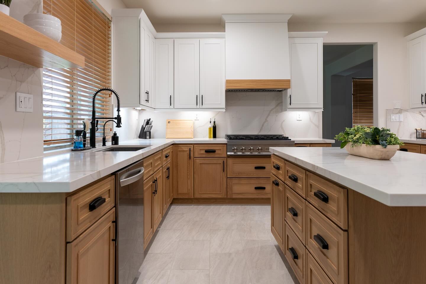 Elegant Oak Shaker Kitchen Cabinets PW quartz countertops